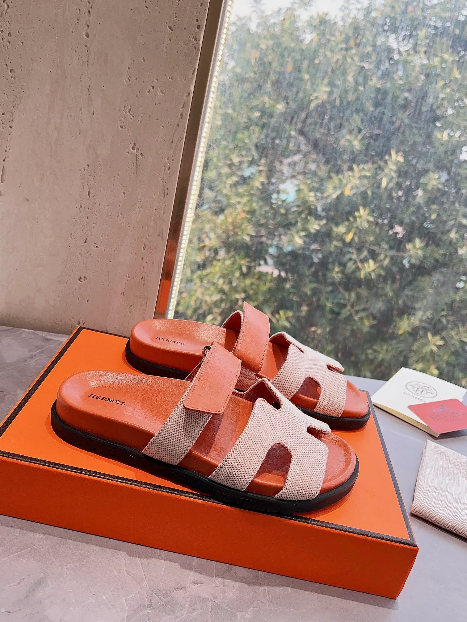 👟👟Ex-factory price 440👟👟 Men's size +10 H family 2024 spring and summer new style HERMES Hermes' recently popular couple's shoes, pig nose angle sandals and slippers, paired with various colorful socks, extremely trendy. Upper lining: imported original material. Outsole: non-slip and wear-resistant outsole. Size: Female 35-42 (40/42 non-returnable and non-exchangeable) Men’s size: 39-45 (45 is non-refundable and non-exchangeable)